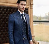 Costume jacquard bleu nuit avec gilet et col officier. Raffinement italien pour marié ou témoin, disponible en demi-mesure et sur-mesure.