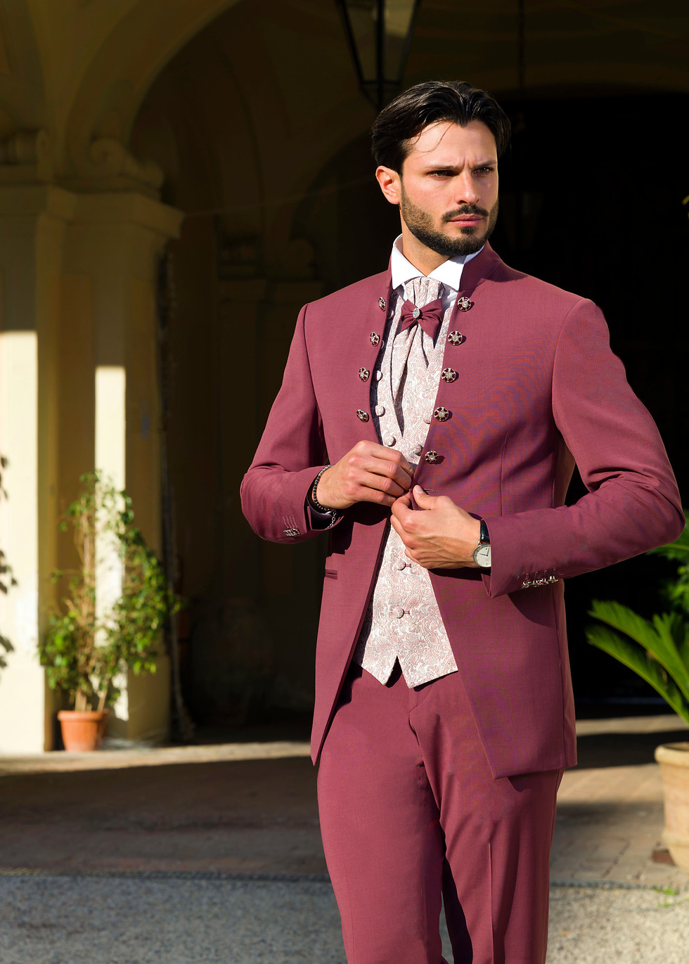 Découvrez un costume de mariage bordeaux sophistiqué, idéal pour un marié recherchant une touche d'originalité et de tradition. Détails brodés et coupe ajustée pour un look royal.