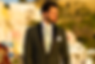 Homme portant un costume de mariage classique élégant avec cravate en soie et pochette blanche