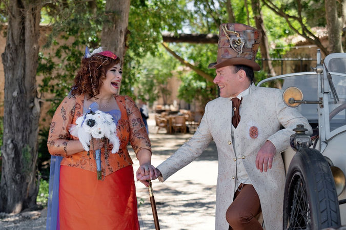 Cathy et Cyrille le jour de leur mariage, habillés par Hosana Showroom en tenues originales style années 20.