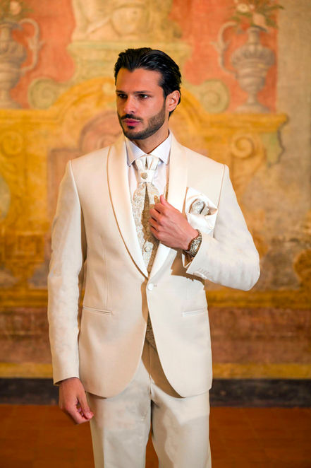 Costume de mariage ivoire doré, lavallière jacquard, revers satin, Hosana Showroom Montpellier.