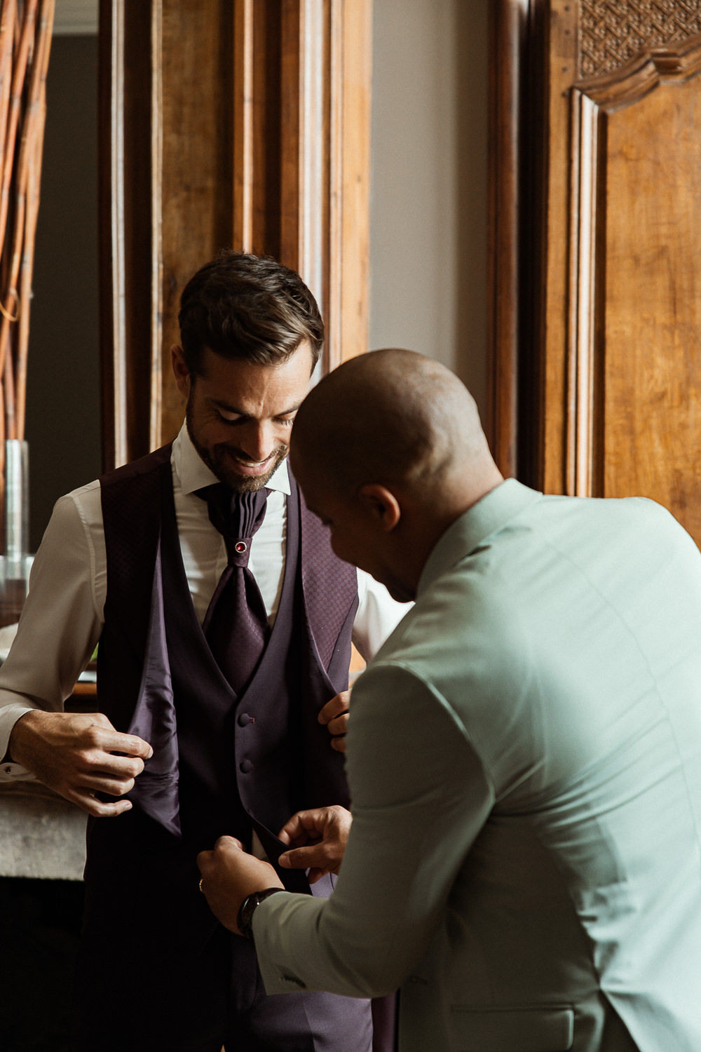 Client discutant des options de costume de mariage sur mesure avec un conseiller chez Hosana Showroom à Montpellier