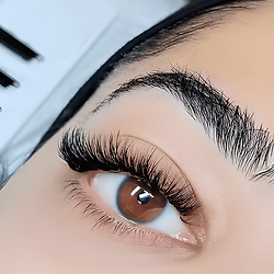 hybrid lash extensions by Doxology Beauty