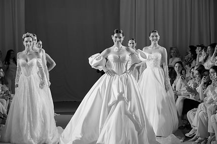 Modelos desfilando en pasarela con vestidos de novia en un desfile de MsM Models