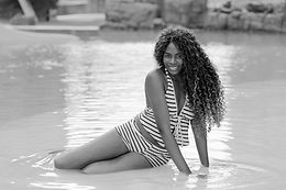 Modelo posando en el agua durante un shooting exterior de la escuela MsM Models