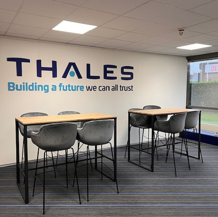 Espace de réunion Thales avec tables hautes et mobilier contemporain