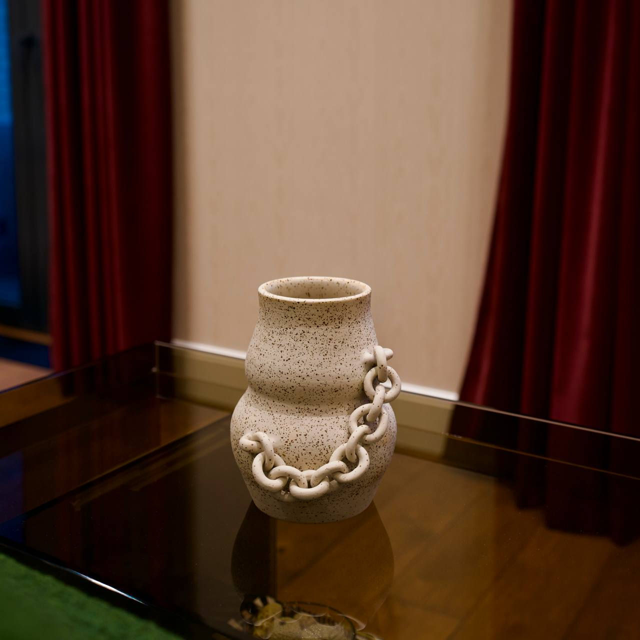 Vase with chain