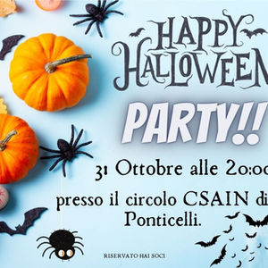Analisi Strategica: Asset Creativo "Halloween Party Cover"
"In qualità di Digital Specialist, ho progettato questo asset grafico per fungere da punto di contatto visivo primario della campagna di Halloween. A differenza del volantino dettagliato che abbiamo visto in precedenza, questo file è ottimizzato per la Brand Awareness e per una comunicazione social 'fast-speed', dove l'immagine deve parlare prima del testo."

1. Visual Composition e Eye-Tracking
Ho costruito l'immagine seguendo una composizione bilanciata che guida lo sguardo in modo diagonale:

Background e Fotorealismo: L'uso di una fotografia flat lay con elementi reali (zucche, ragni, decorazioni) su sfondo azzurro polvere crea una rottura cromatica rispetto ai classici neri e arancioni. Questo rende il post visivamente distintivo in un feed saturo di grafiche scure.

Effetto Profondità: Gli elementi grafici (pipistrelli e ragni digitali) si sovrappongono agli oggetti reali, creando una stratificazione che conferisce dinamismo e modernità al design.

2. Architettura Tipografica e Gerarchia
La sfida qui era far coesistere diversi stili di font senza creare confusione:

The Main Hook: Il titolo "Happy Halloween" in stile gotico-illustrato stabilisce il tema, mentre il termine "PARTY!!" in bianco bold con outline morbida aggiunge l'elemento di euforia e invito all'azione.

Corpo del Testo: Per le informazioni logistiche (31 Ottobre, ore 20:00, location) ho scelto un font serif classico ed elegante, che garantisce un'ottima leggibilità anche per utenti che visualizzano il contenuto da dispositivi mobili con schermi ridotti.

3. Strategia di Comunicazione "Less is More"
Sintesi delle Informazioni: In questo asset ho volutamente rimosso il menu e i prezzi per mantenere il focus sull'evento in sé. Nel funnel di marketing, questo file funge da "gancio" per portare l'utente a leggere i dettagli in un secondo momento o nella descrizione del post (caption).

Esclusività: Come negli altri asset della serie, la dicitura "Riservato ai soci" è posizionata in basso, centrata, mantenendo il valore di esclusività della community del Circolo senza interferire con l'estetica principale.

4. Ottimizzazione Social Media Marketing
Versatilità del Formato: Il rapporto d'aspetto quasi quadrato rende questo file perfetto per il feed di Instagram e Facebook, ma anche come immagine di copertina per un evento creato sulla piattaforma.

Tone of Voice Visivo: Il mix tra elementi "spooky" (ragni, pipistrelli, occhio vitreo) e colori luminosi definisce un tono di voce divertente e non eccessivamente cupo, ideale per un target trasversale che include giovani e famiglie.

Sintesi del Progetto: Questo lavoro dimostra come la scelta di un'estetica moderna e pulita possa elevare la comunicazione di un circolo locale ai livelli di un club professionale. È un asset pensato per convertire l'attenzione in curiosità, fungendo da porta d'ingresso ideale per l'intera campagna stagionale.