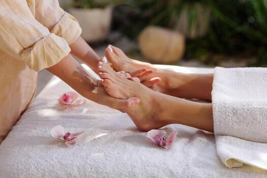 72183645-pe-reflexologia-massagem-as-ao-ar-livre-spa-com-orquideas-e-natural-luz-foto.jpg