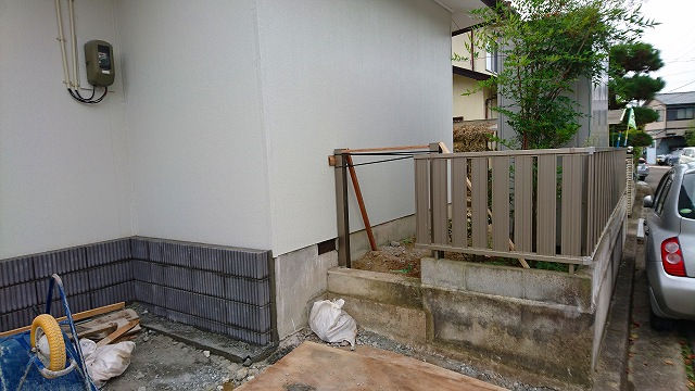 カーポート設置リフォーム中のフェンス取り付ける前にフェンス用の足を立てた所