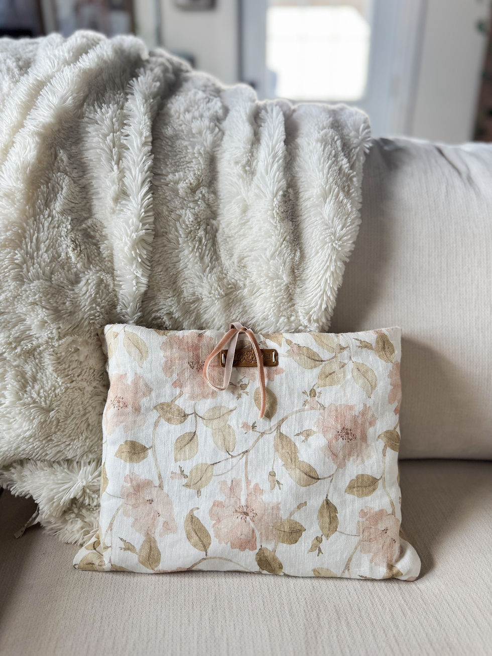 Thumbnail: Roses Floral Bible Sleeve