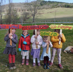 enfants et panneaux-min.jpeg