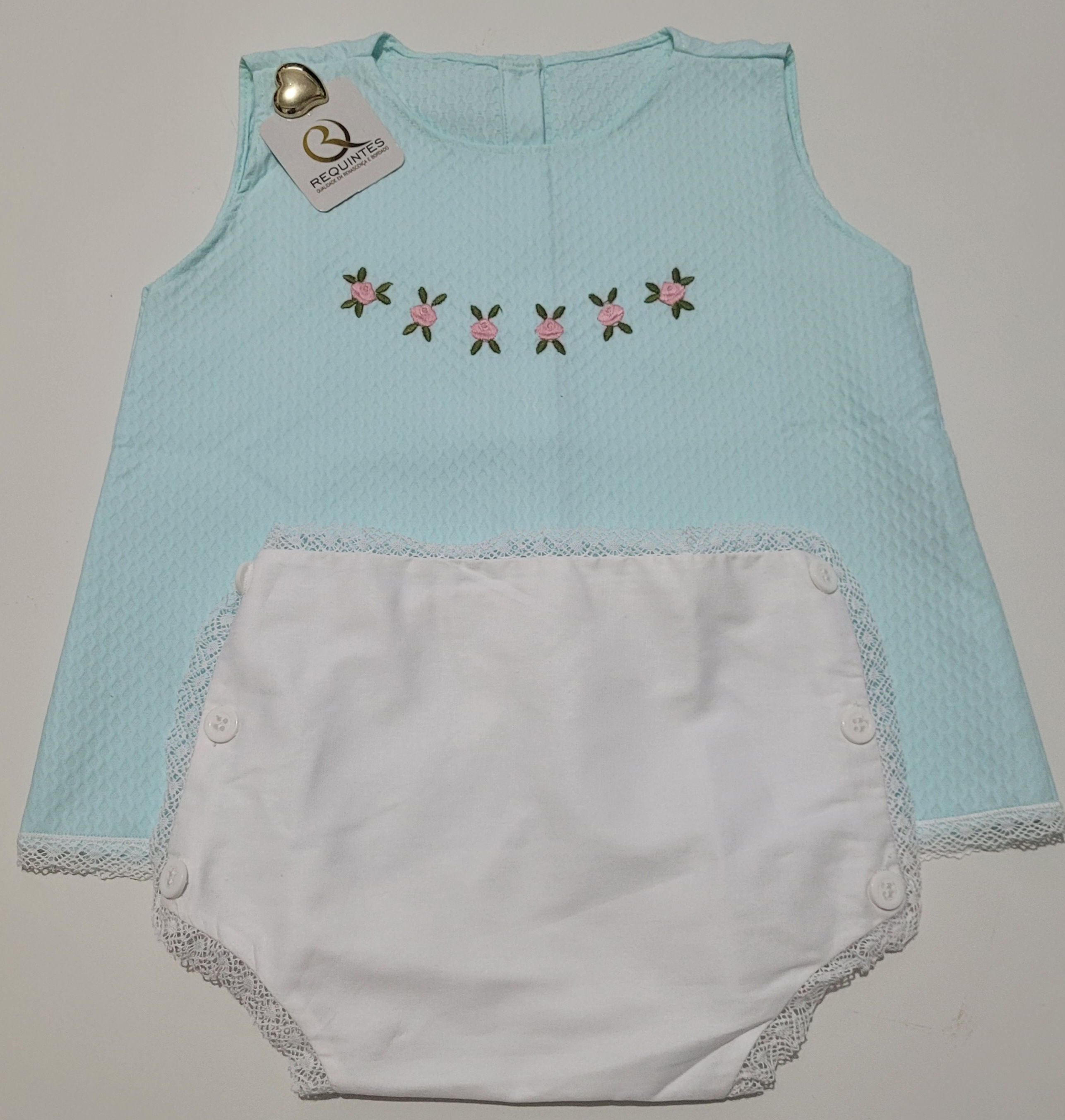 Vestido bebê menina de fustão bordado.