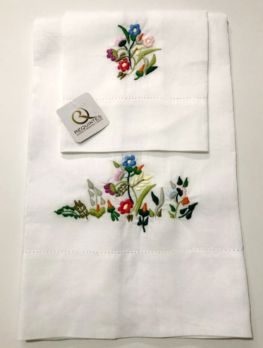 Kit de toalhas bordadas para lavabo.