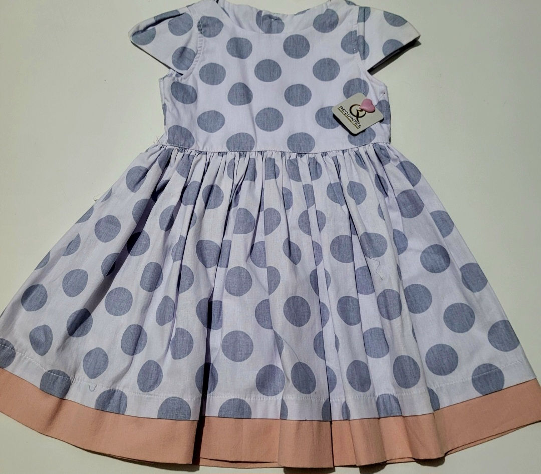 Vestido menina modelo atemporal franzido na cintura, branco com bolas cinzas.