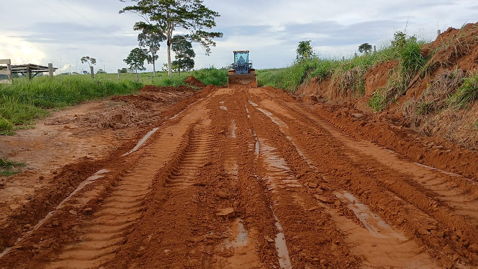 A Prefeitura Municipal de Epitaciolândia segue intensificando as frentes de serviços na zona rural do município, com ações voltadas à recuperação de ramais e reconstrução de pontes, garantindo mais segurança, trafegabilidade e apoio aos produtores da região.