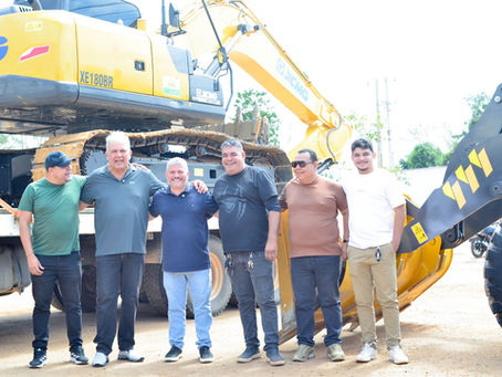 Prefeitura de Epitaciolândia recebe uma PC e uma pá carregadeira para reforçar serviços urbanos e rurais