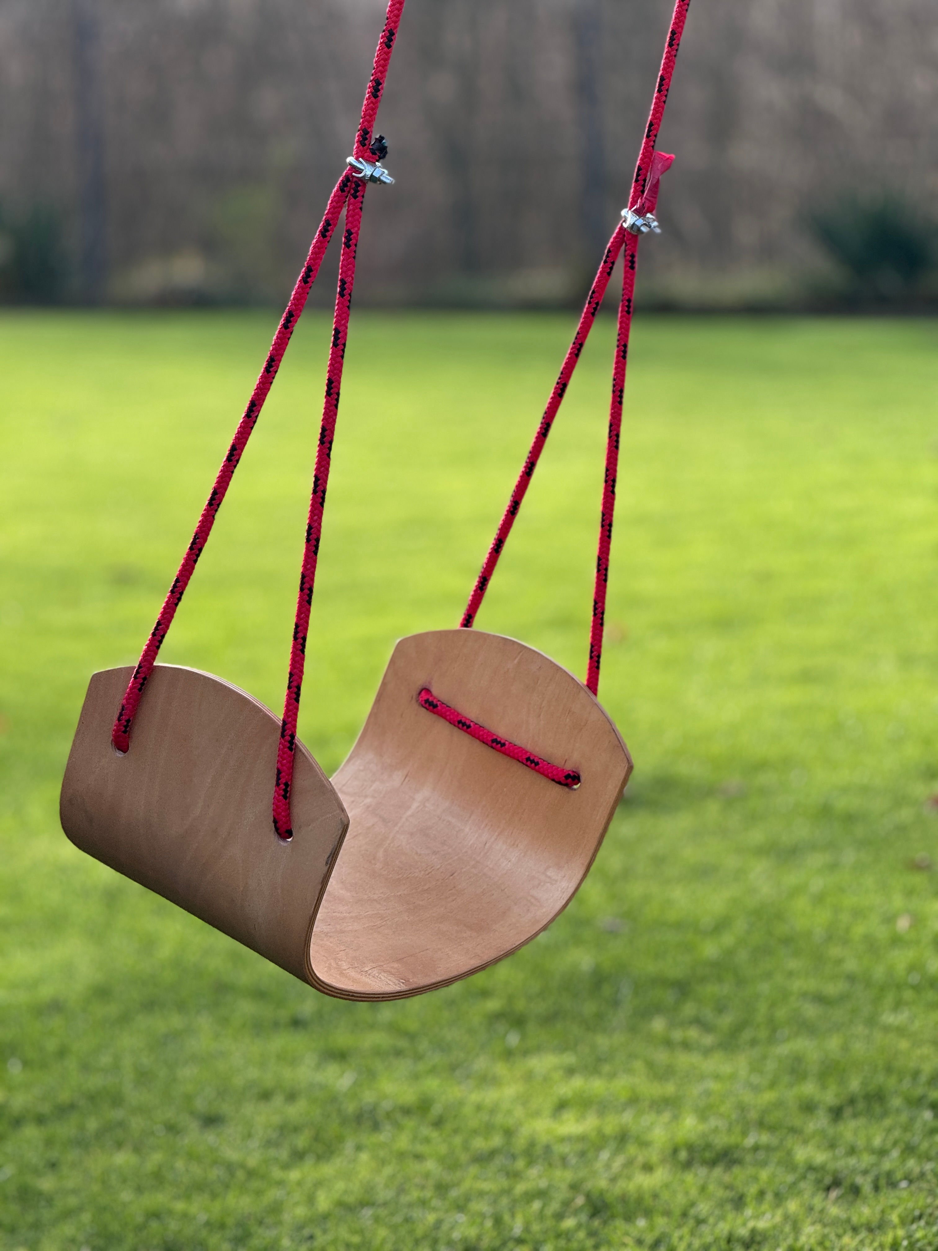 Huśtawka do zawieszenie ze sklejki.