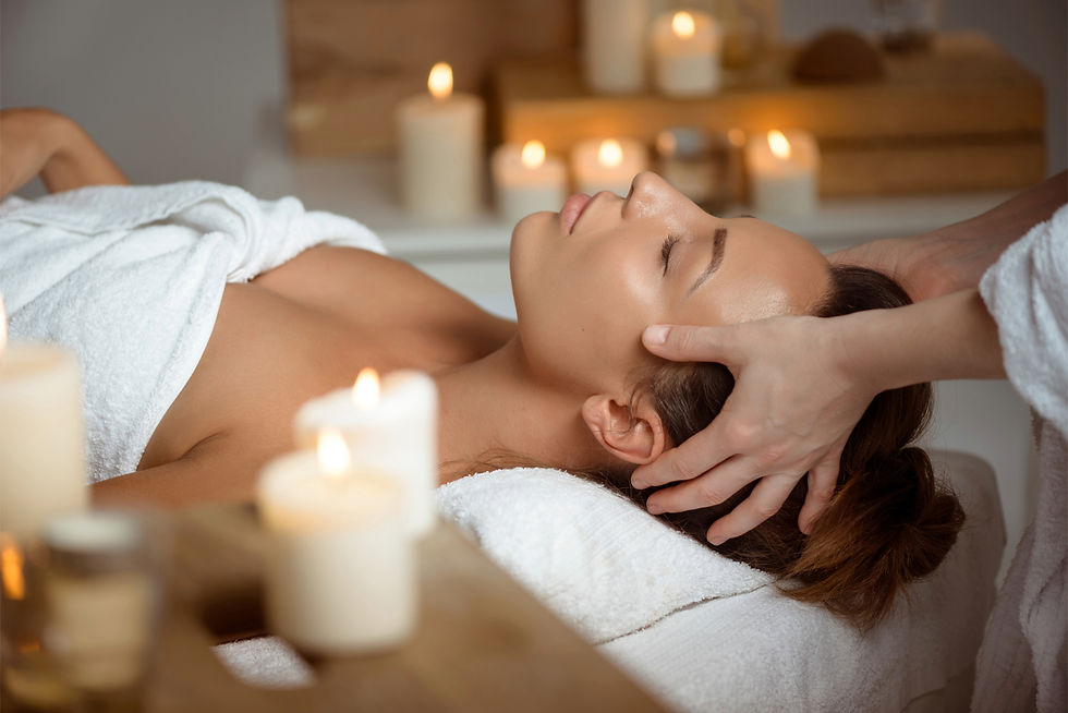 Eine Dame bekommt eine Kopf-Massage bei einem Massagekurs in München