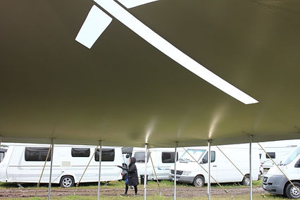 Le grand chapiteau lors du rassemblement tzigane évangélique à Nevoy