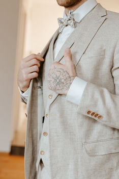 Getting Ready Bräutigam Innviertler Versailles Hochzeitsfotograf und Videograf Team