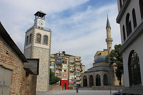 Korça,_Uhrturm_und_Mirahor-Moschee_1496.