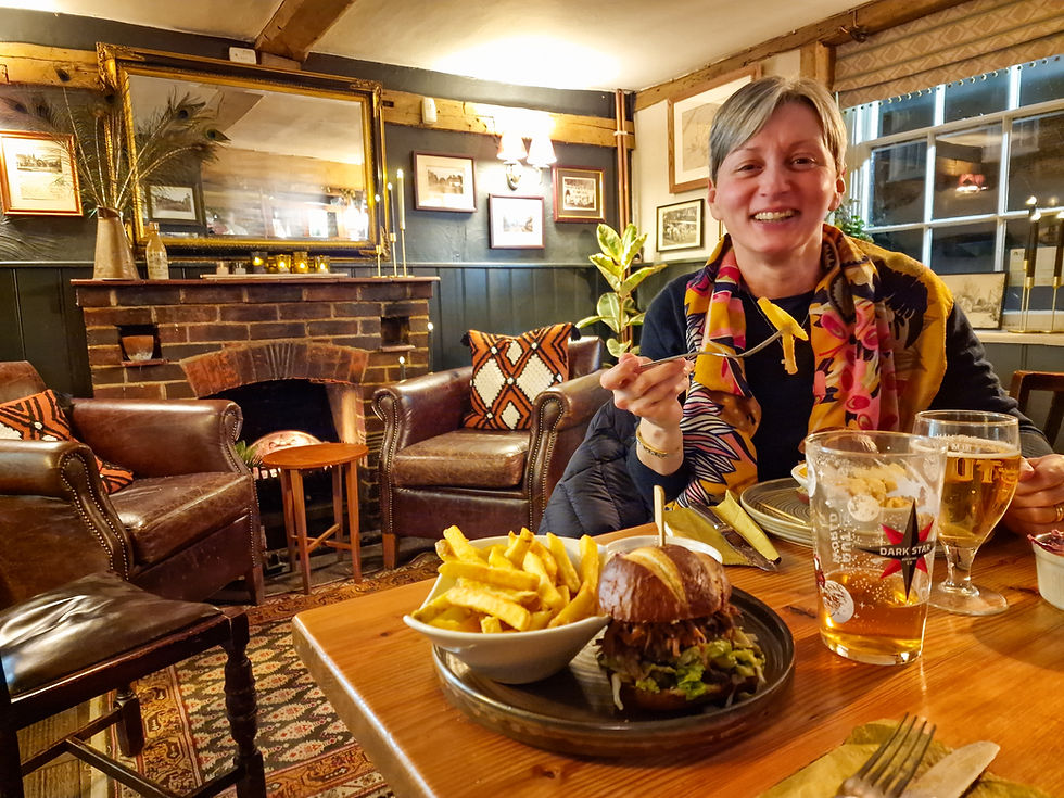 Donna che mangia in tipico pub inglese di campagna