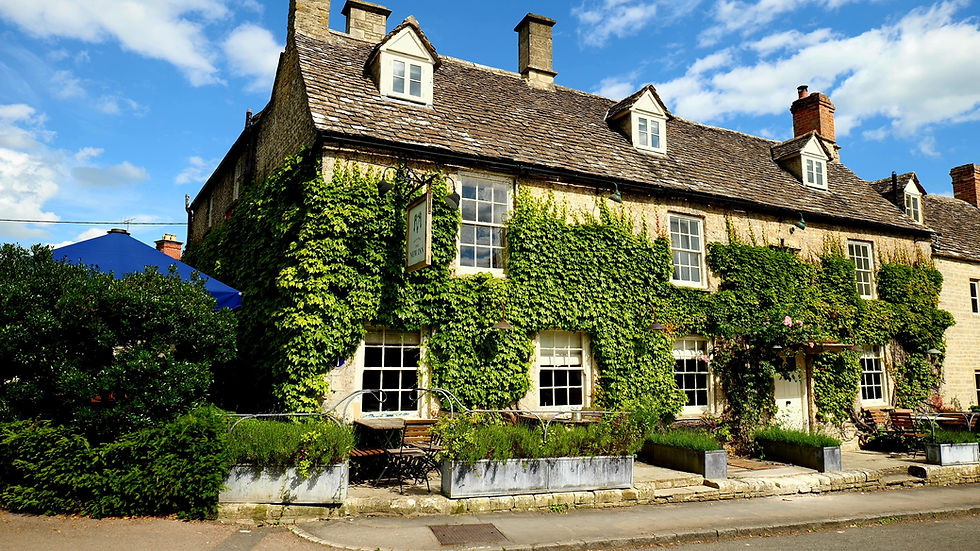 Tipico pub di campagna inglese con la facciata coperta d'edera.