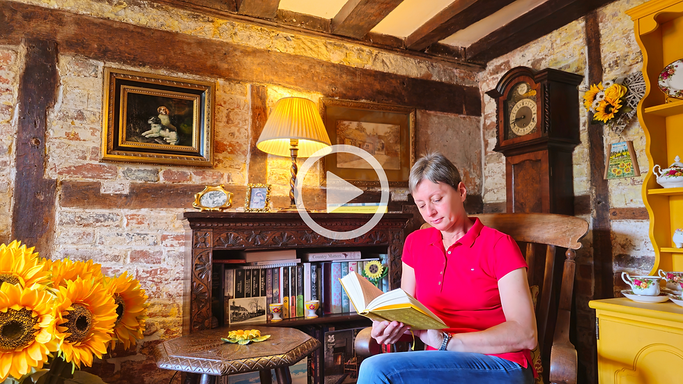 Laura che legge Orgoglio e Pregiudizio nella sala da pranzo del suo cottage a Chawton, a poche centinaia di metri dalla casa in cui Jane Austen completò questo suo capolavoro.
