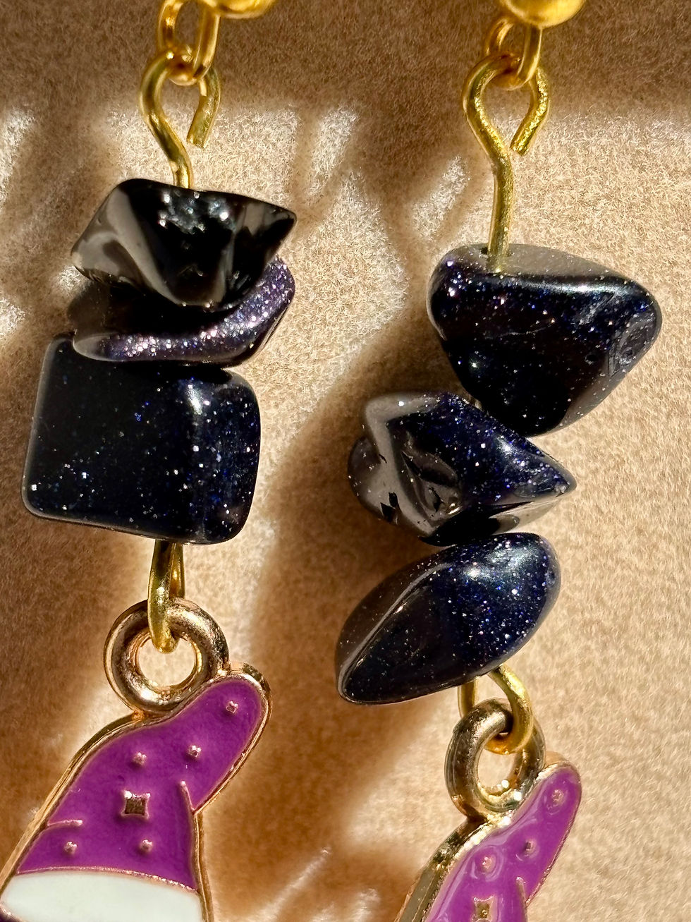 Miniature : Boucles d'oreilles avec résine bleue pailletée et chat noir