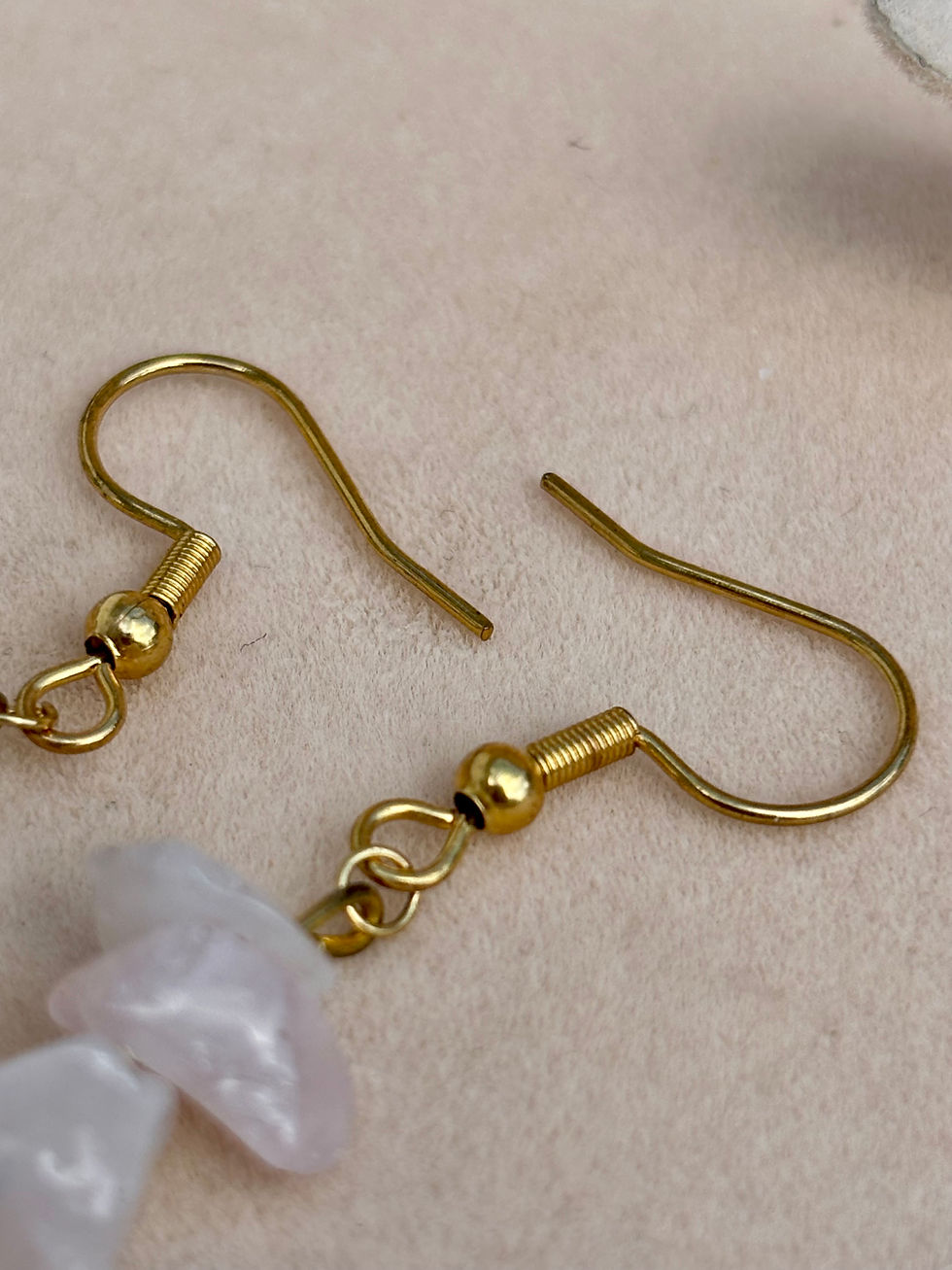 Miniature : Boucles d'oreilles avec du quartz rose et un chat blanc