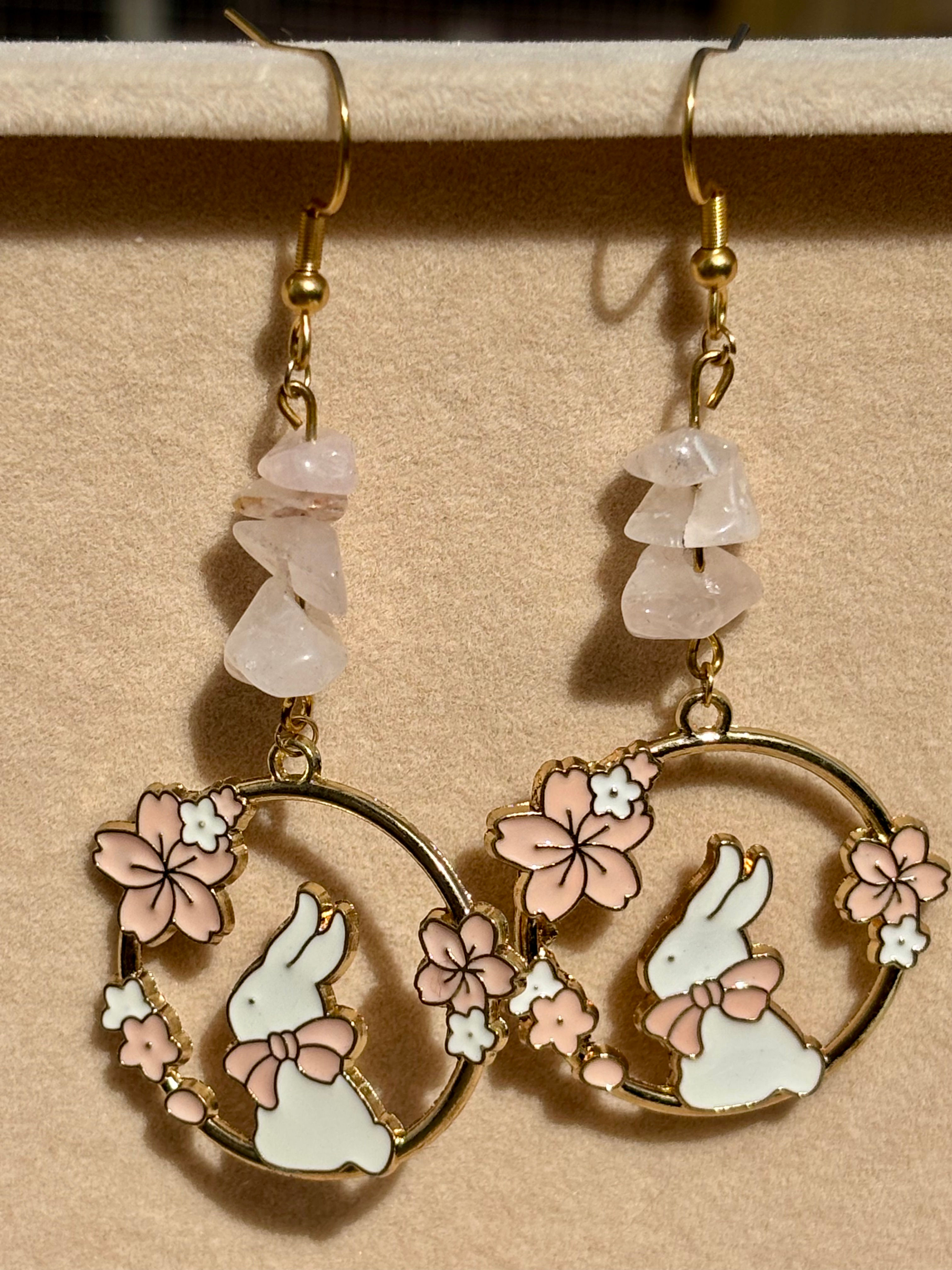 Boucles d'oreilles avec du quartz rose et un lapin blanc