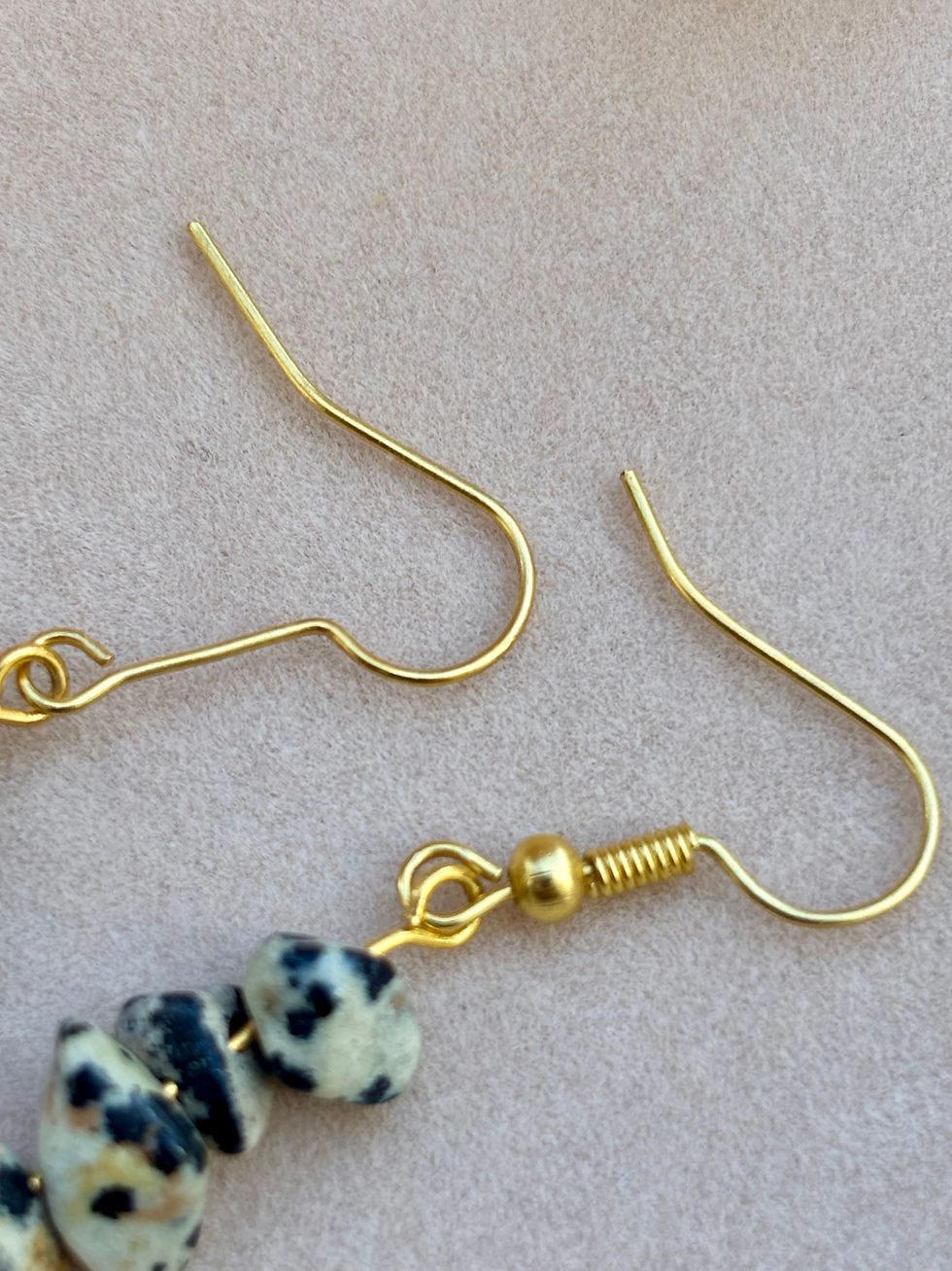 Miniature : Boucles d'oreilles avec jaspe dalmatien et chat noir