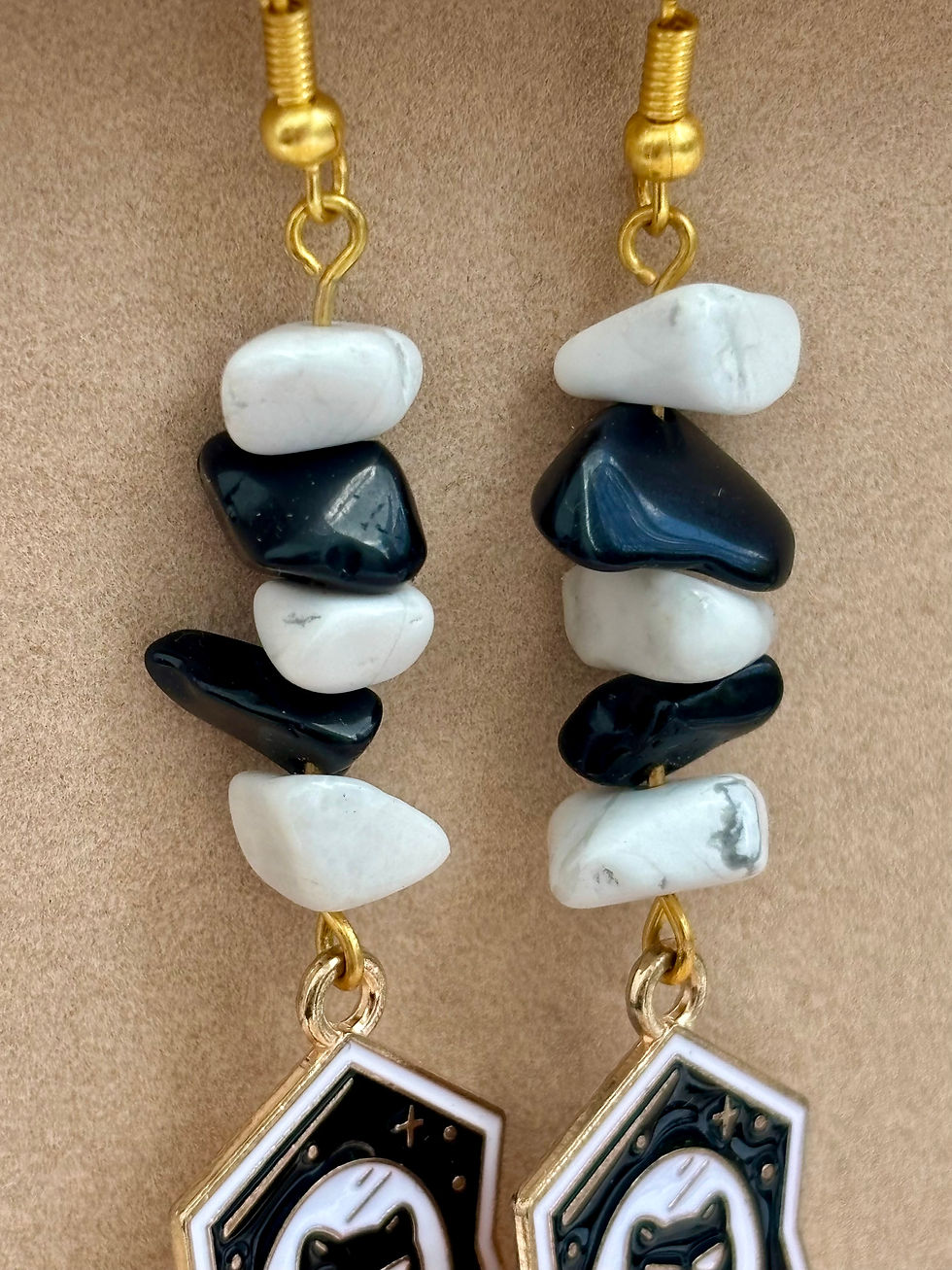 Miniature : Boucles d'oreilles avec de l'obsidienne, de la howlite et un chat noir