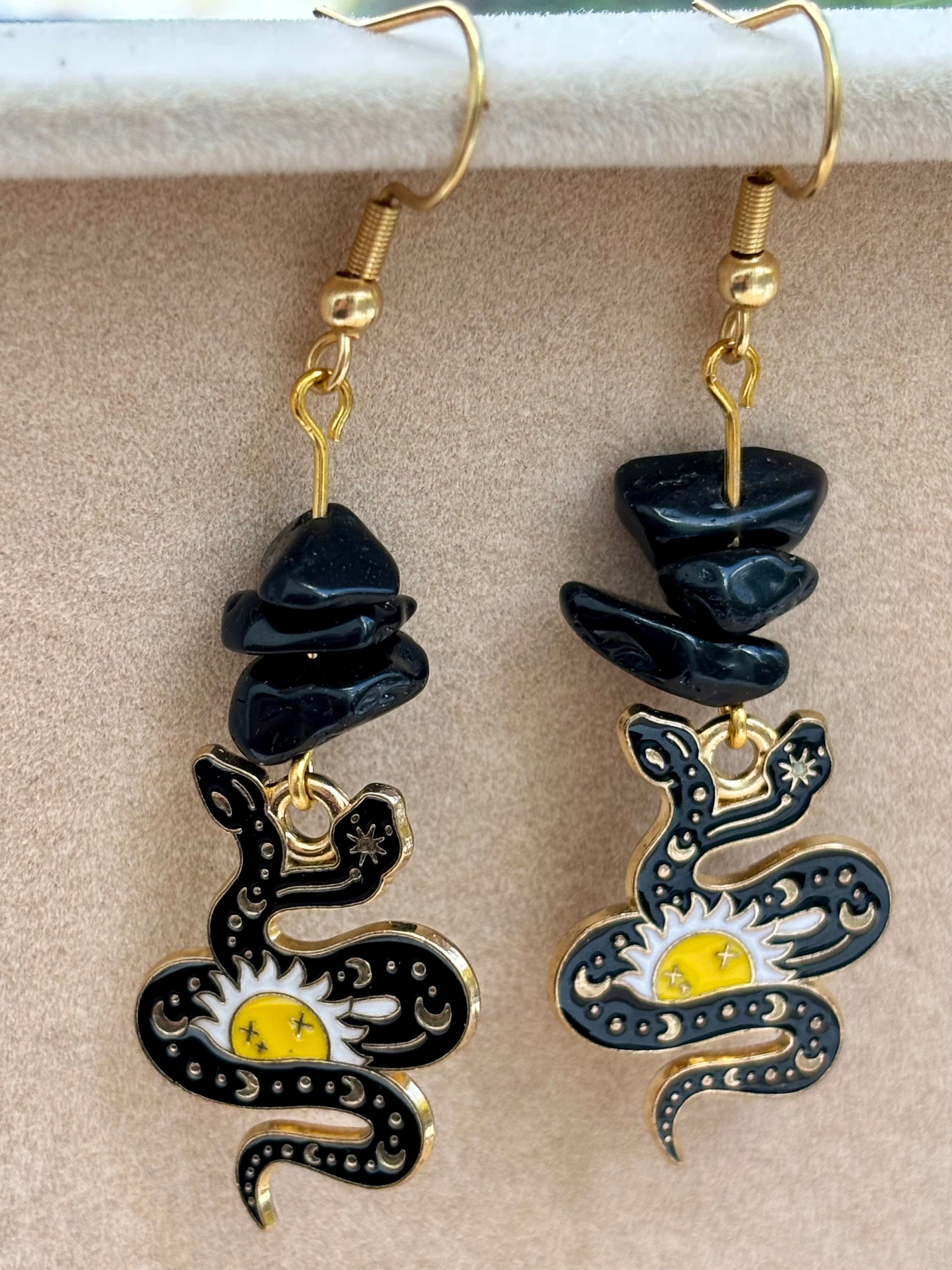 Boucles d'oreilles avec de l'obsidienne et un serpent à deux têtes