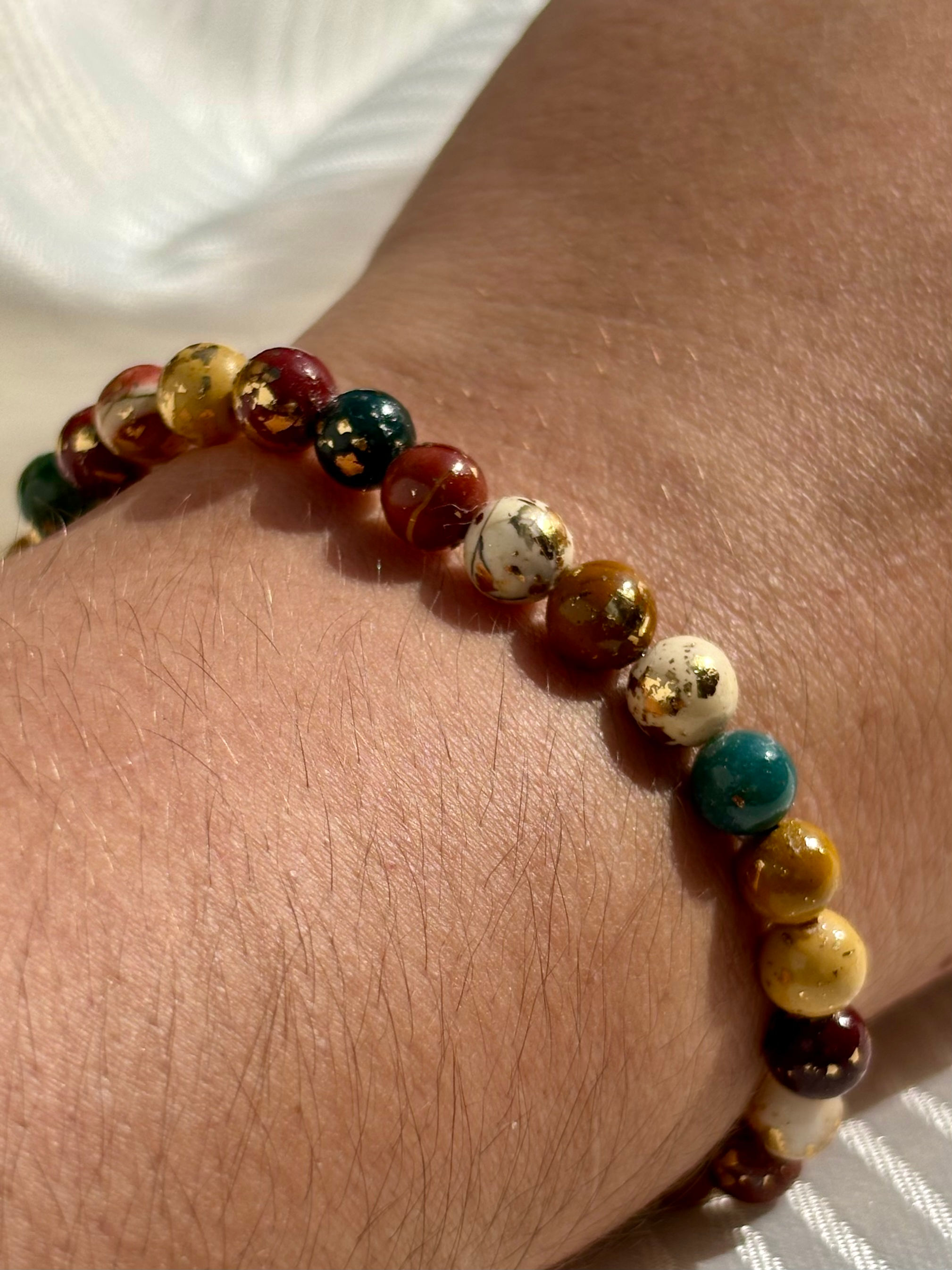 Bracelet en jaspe mookaite avec de l’or 24 carats