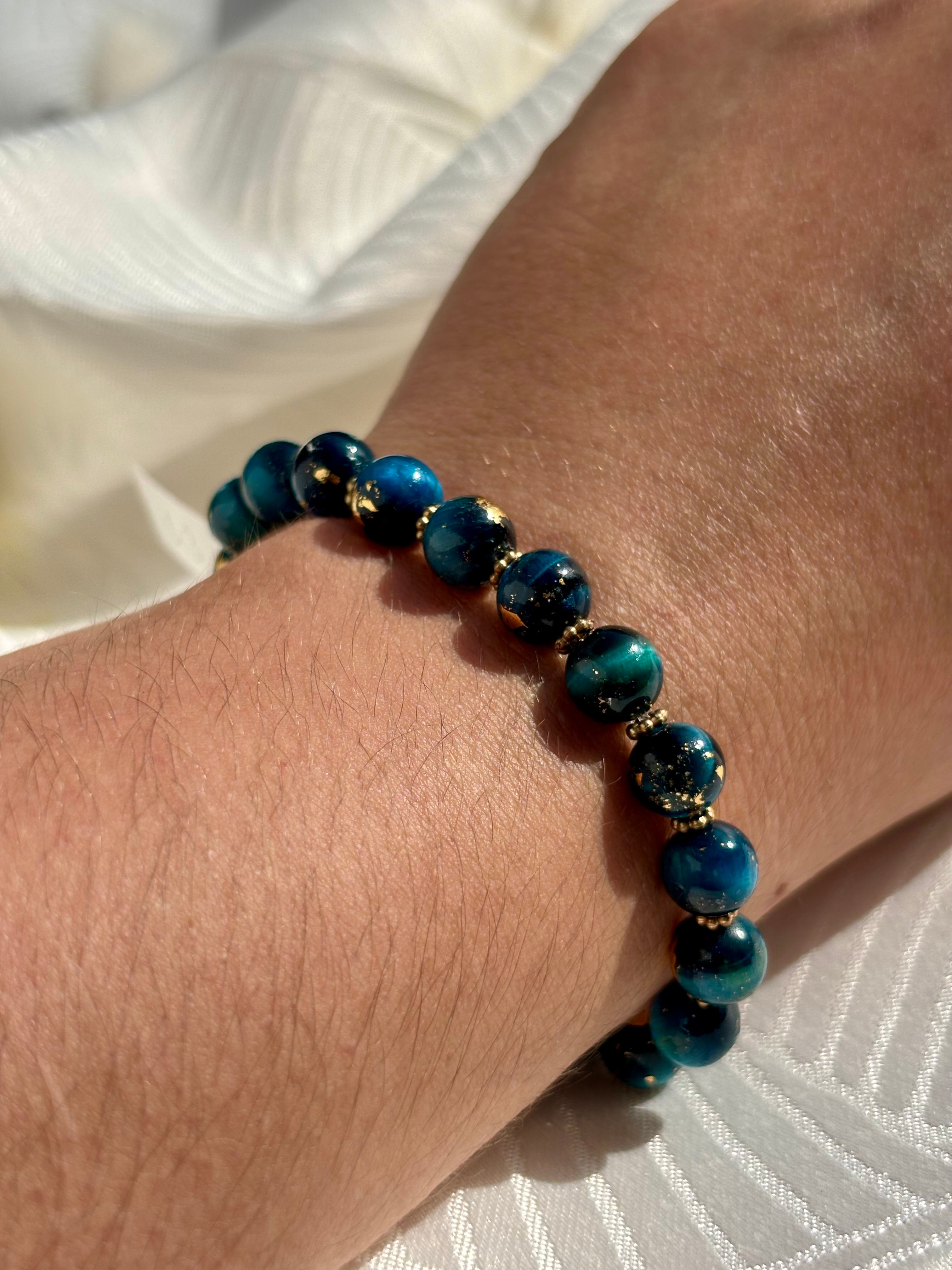 Bracelet en oeil de tigre en bleu claire et or 24 carats