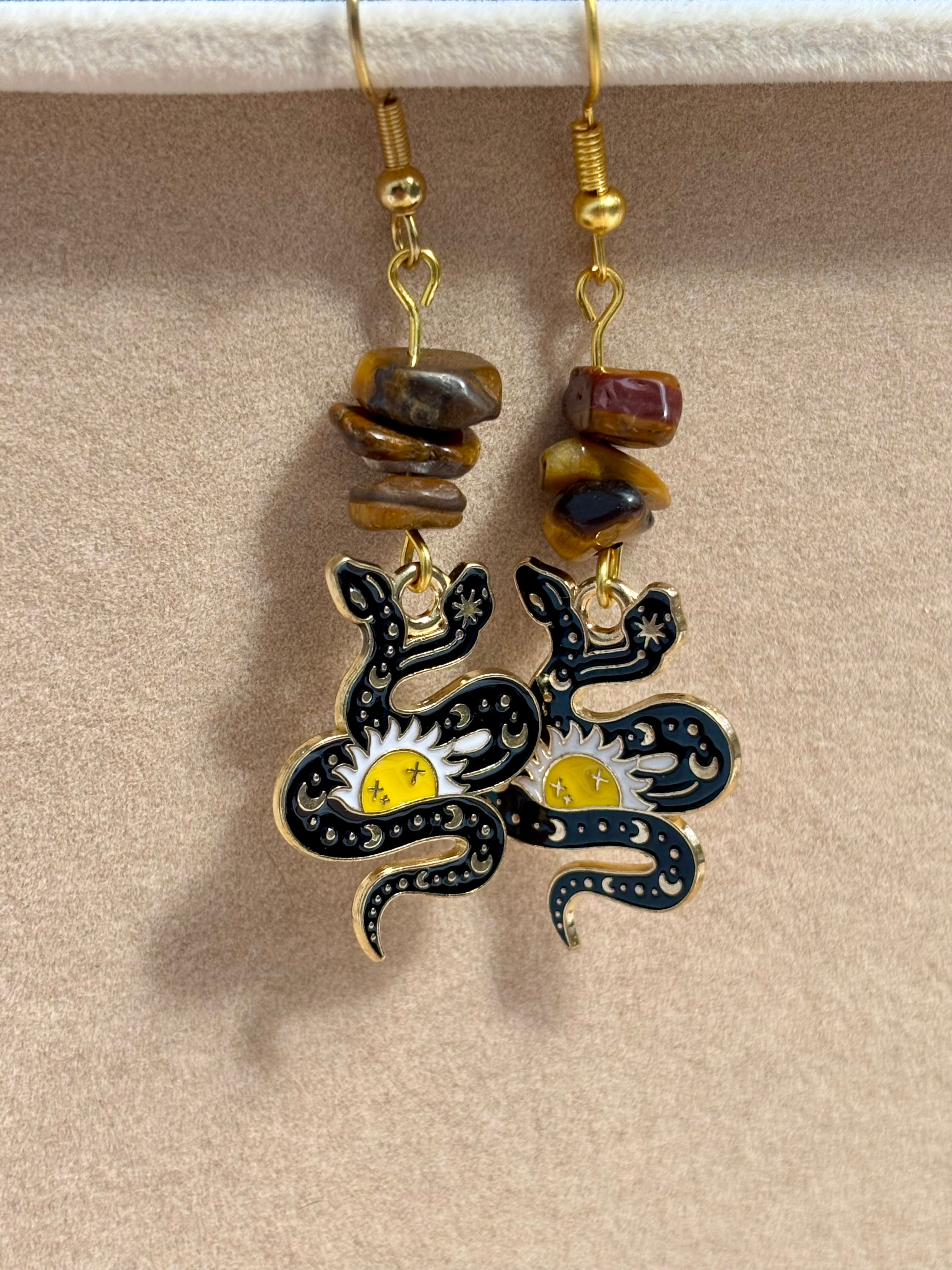 Boucles d'oreilles avec œil de tigre et serpents noir à deux têtes