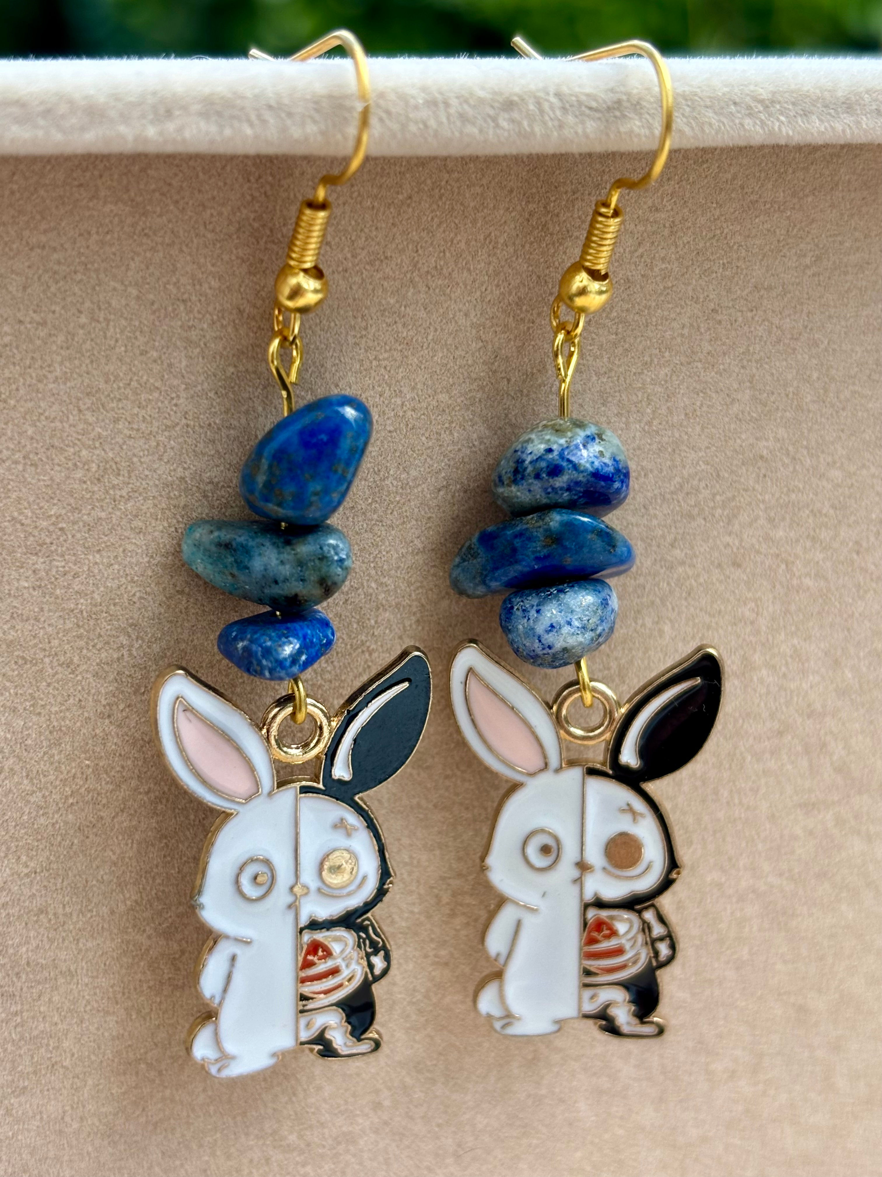 Boucles d'oreilles avec du lapis lazuli et un lapin anatomique
