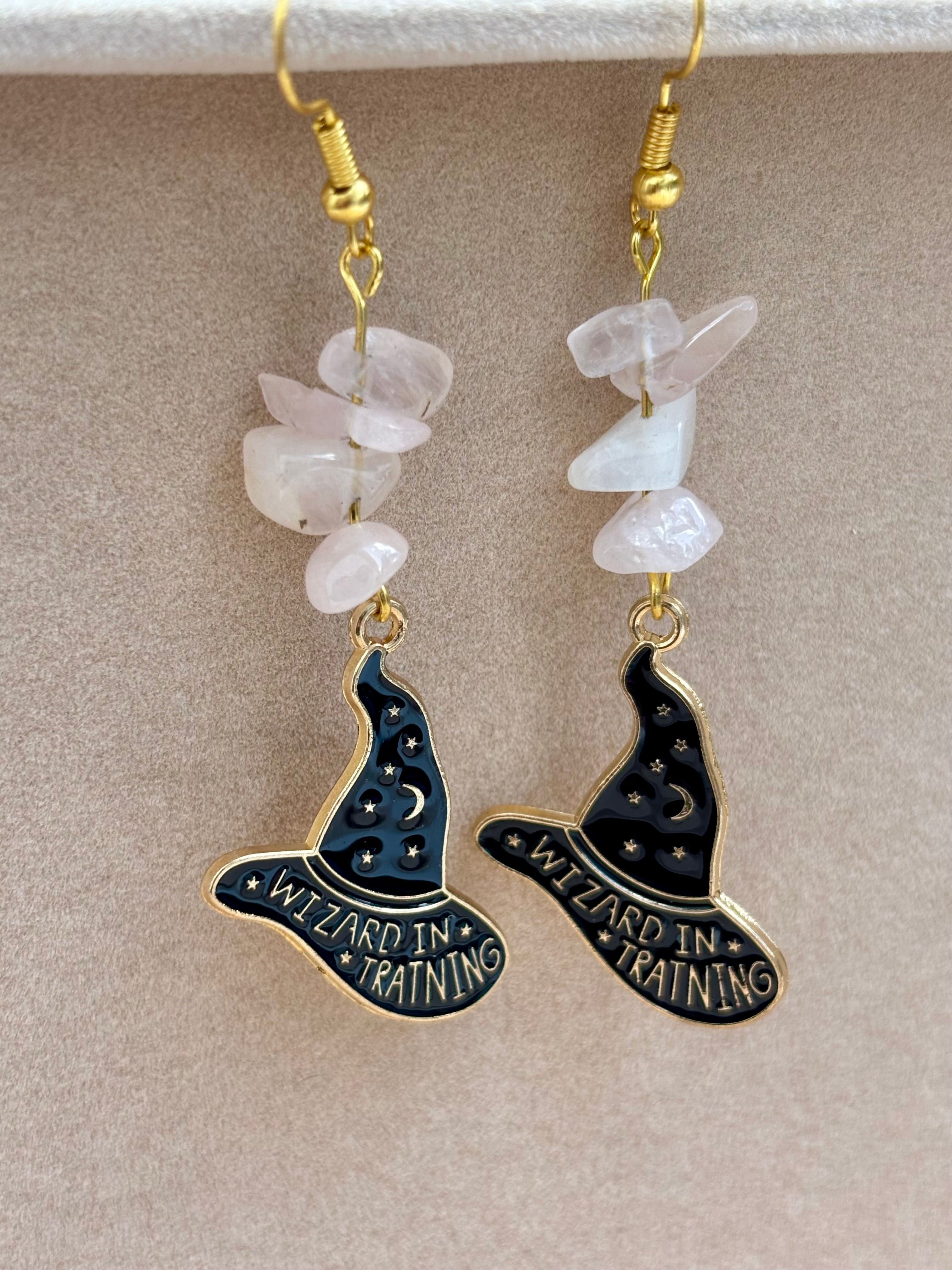 Boucles d'oreilles avec du quartz rose et un chapeau de sorcier