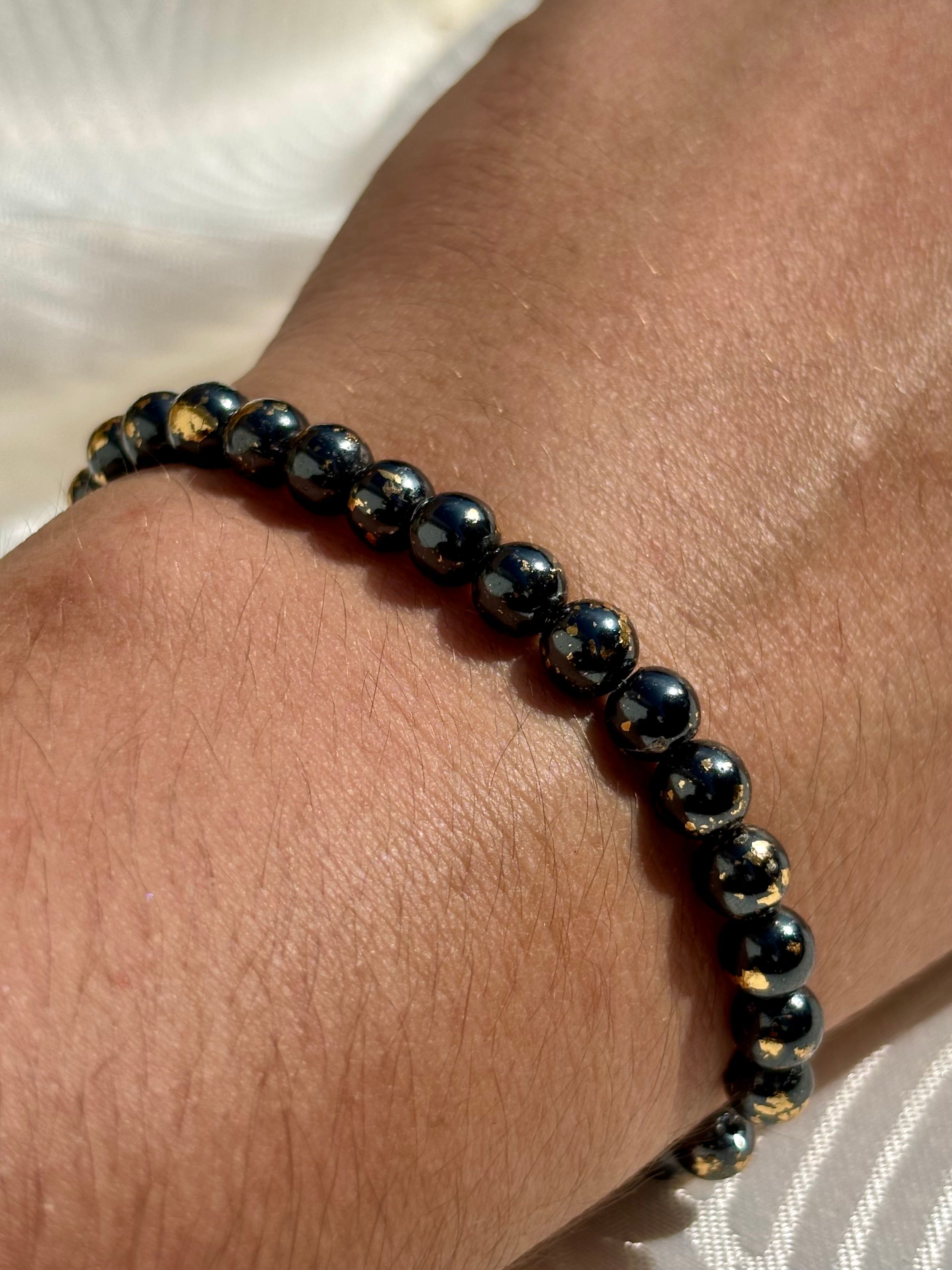 Bracelet en hématite avec de l’or 24 carats