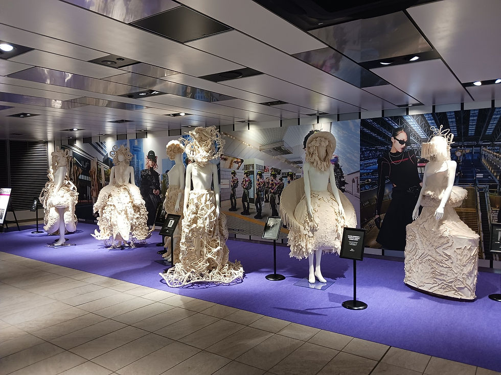 大阪文化服装学院デザインスカートの展示