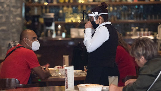 Bajan contagios, reabre Salud todo y aumentan aforos