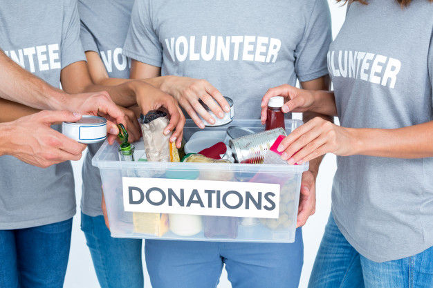 voluntarios-amigos-que-separan-donacione