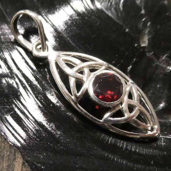 Miniaturbild: Keltischer Anhänger mit Granat Edelstein 925 Silber