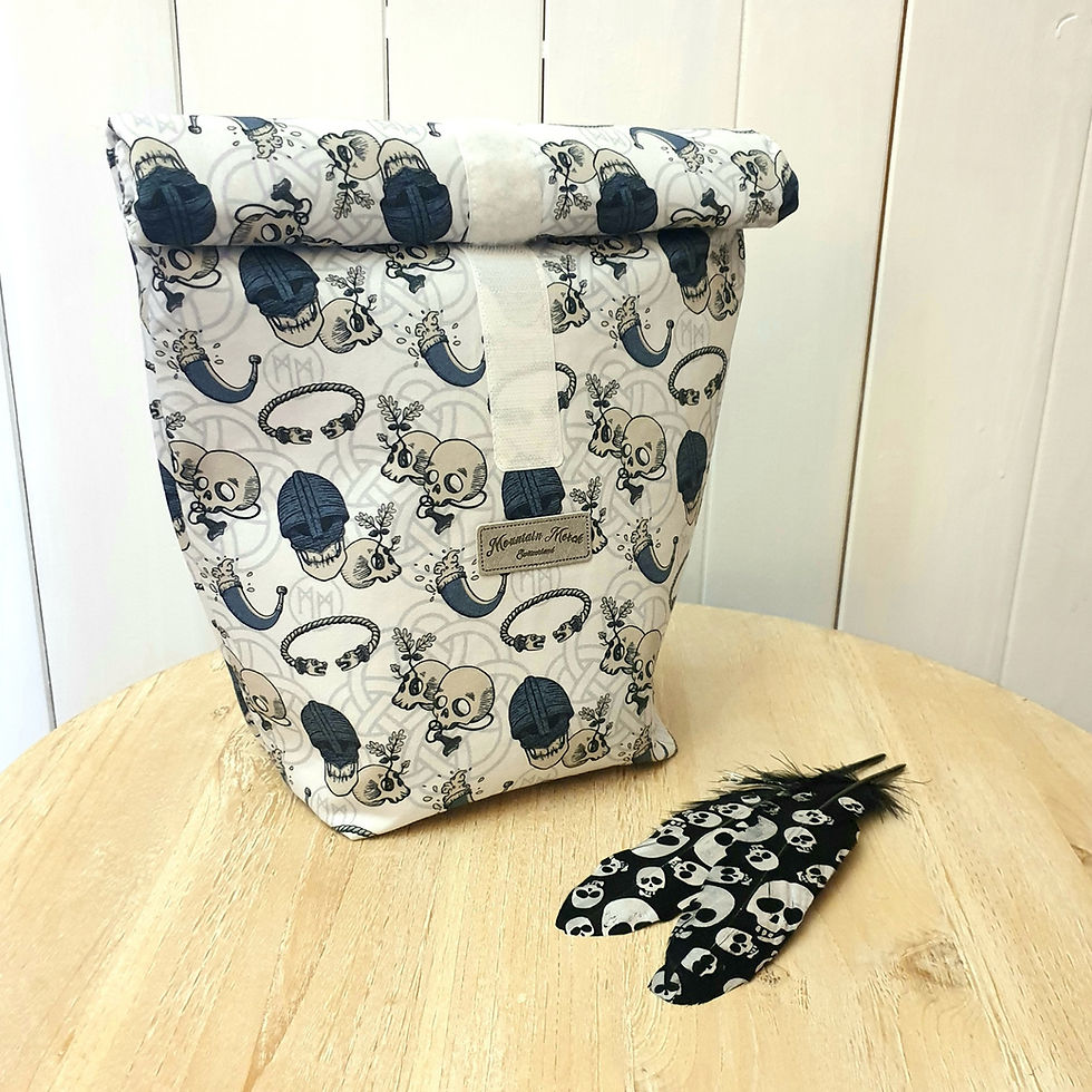 Miniaturbild: Baumwollstoff "Vikingskulls" white (Webware) Totenköpfe, Vikinger