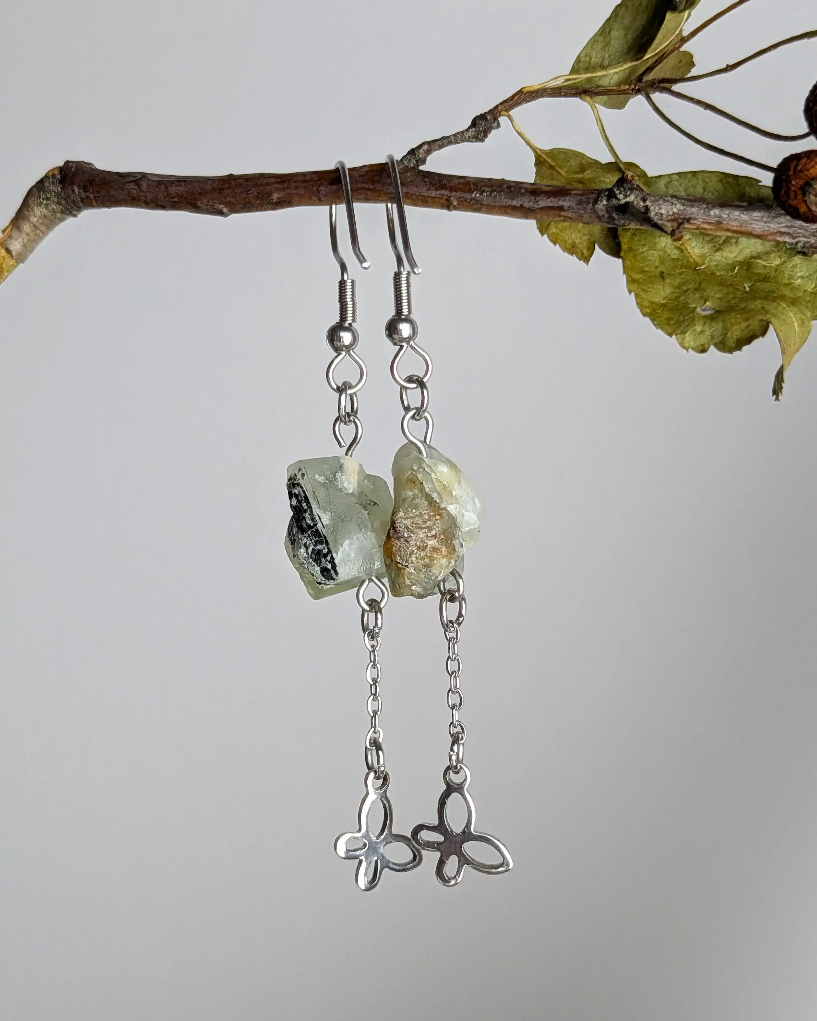 kolczyki ze stali szlachetnej z naturalnym prehnitem