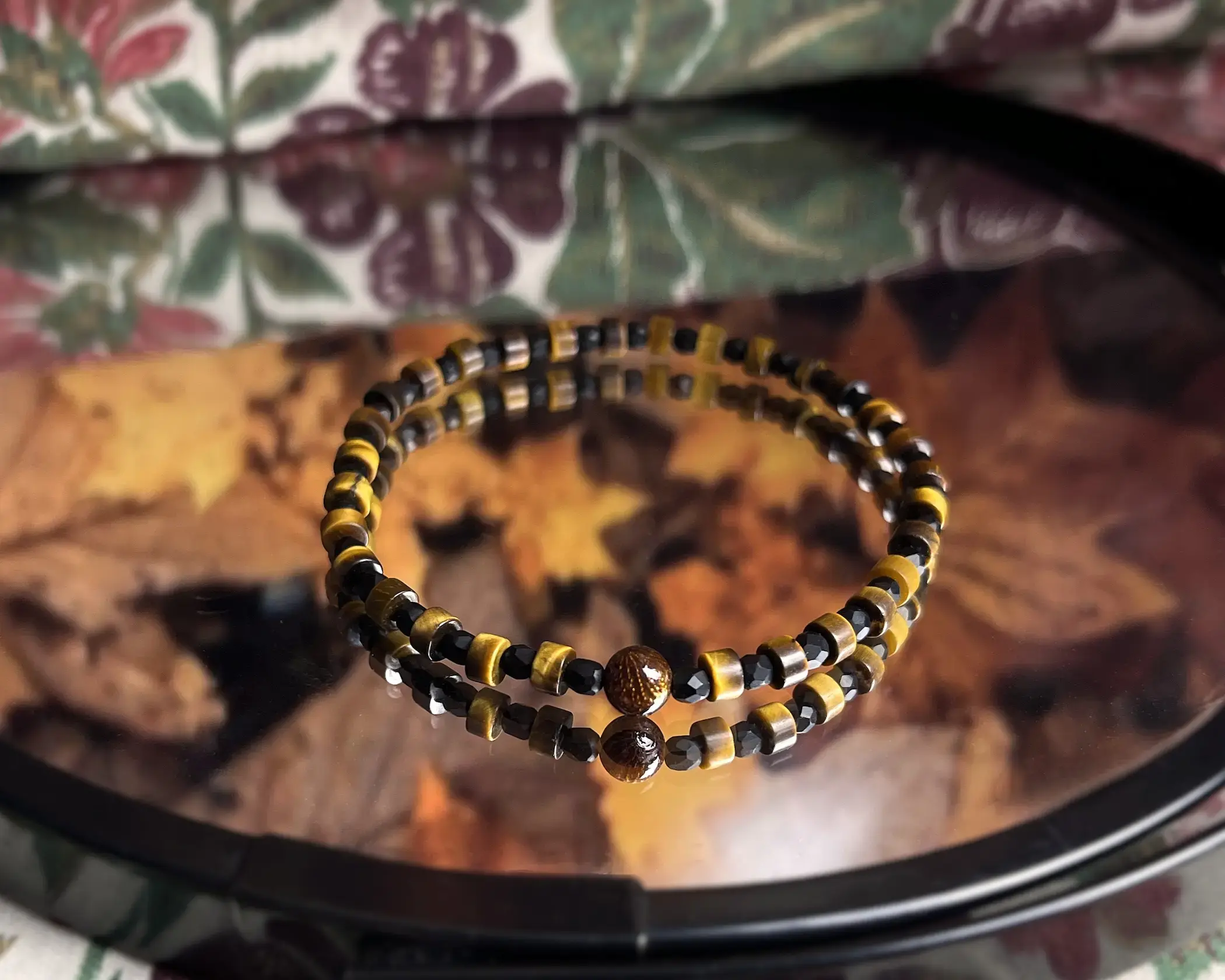 bransoletka z kamieni naturalnych i koralików w jesiennej scenerii