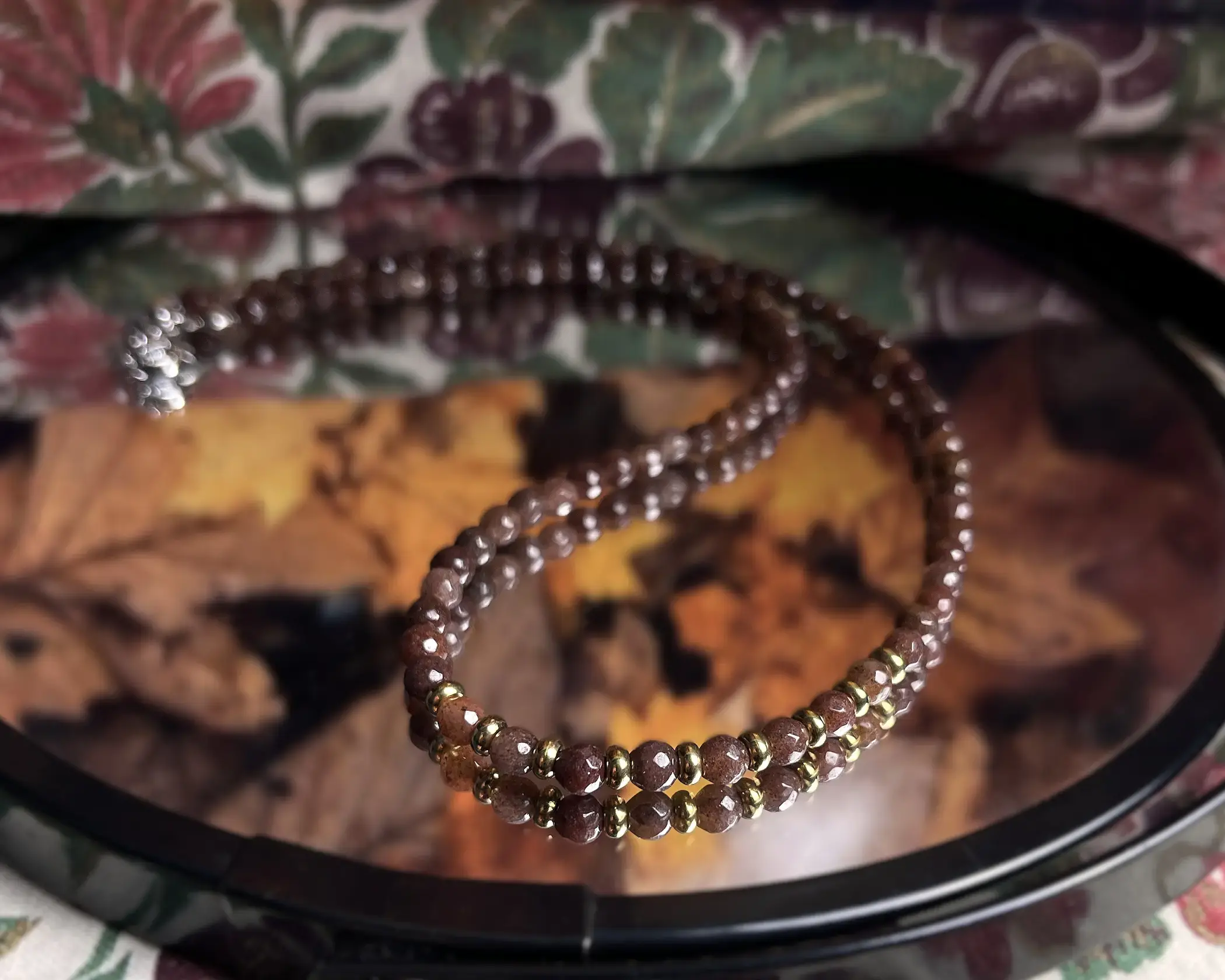 brązowy naszyjnik z awenturynem w jesiennej scenerii