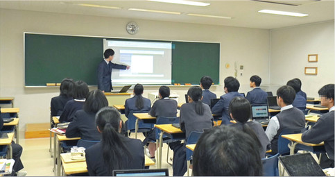 アプリの発表を真剣に聞く生徒たち